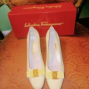 NEW SALVATORE FERRAGAMO 9 N SUEDE BOW HEELS PUMPS POWER SHOES